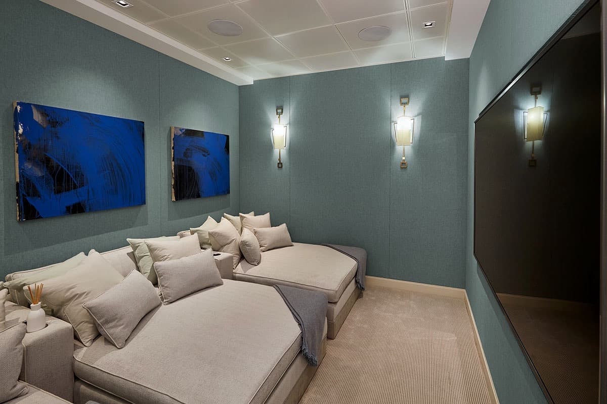 Dunkle Spanndecke mit Spots im Heimkino