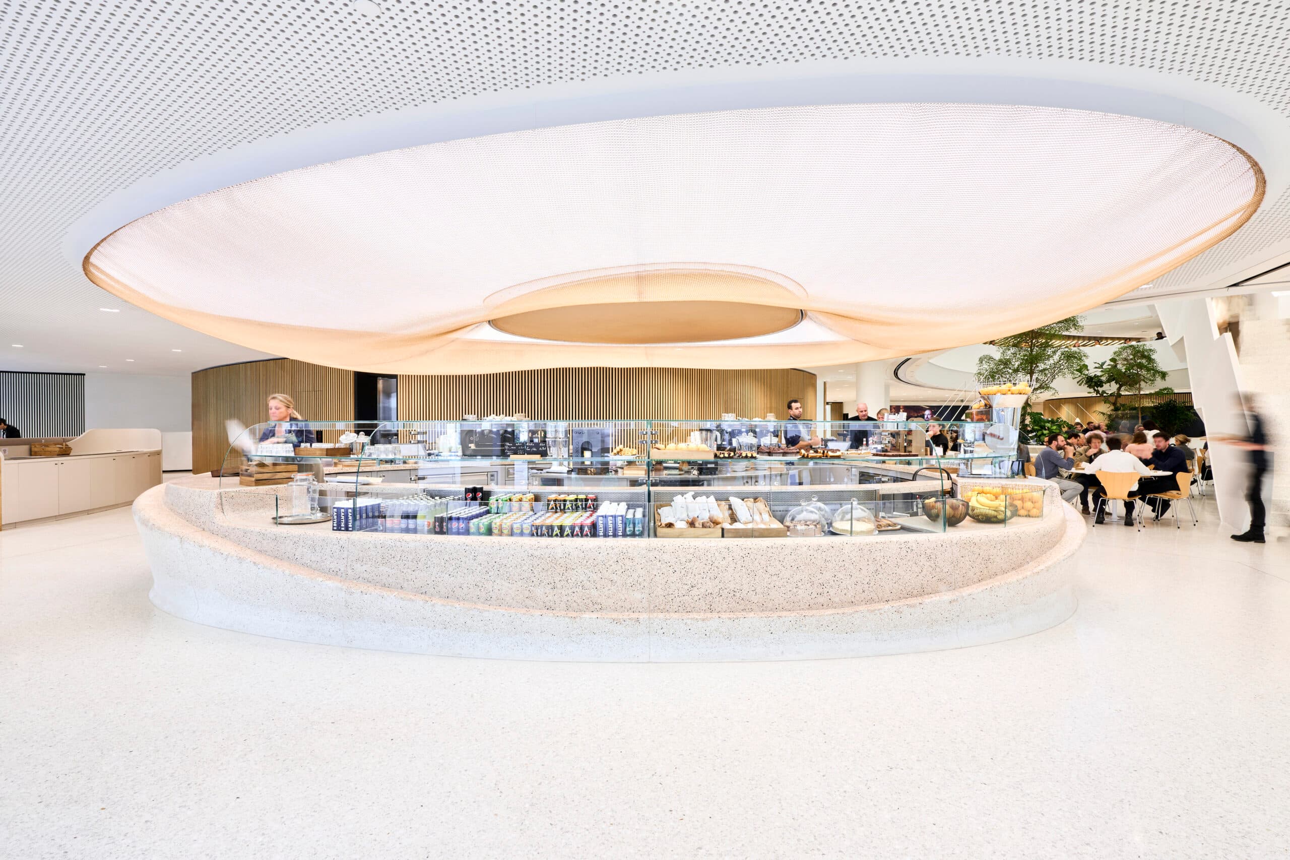 Bedruckte Spanndecke in einem Ladeninterieur