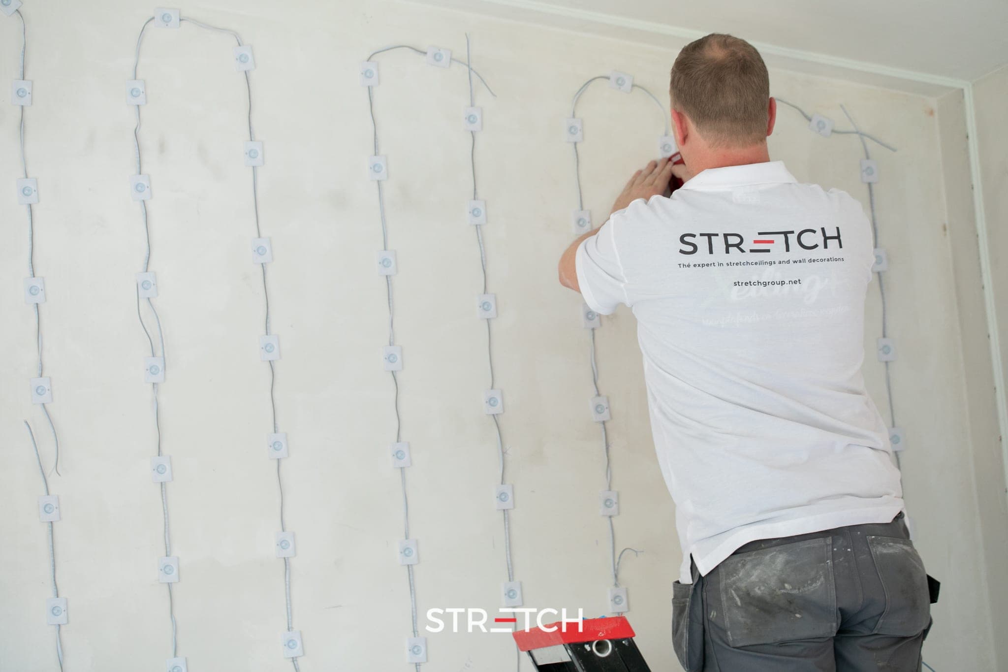 Zertifizierter STRETCH-Monteur montiert eine Spanndecke