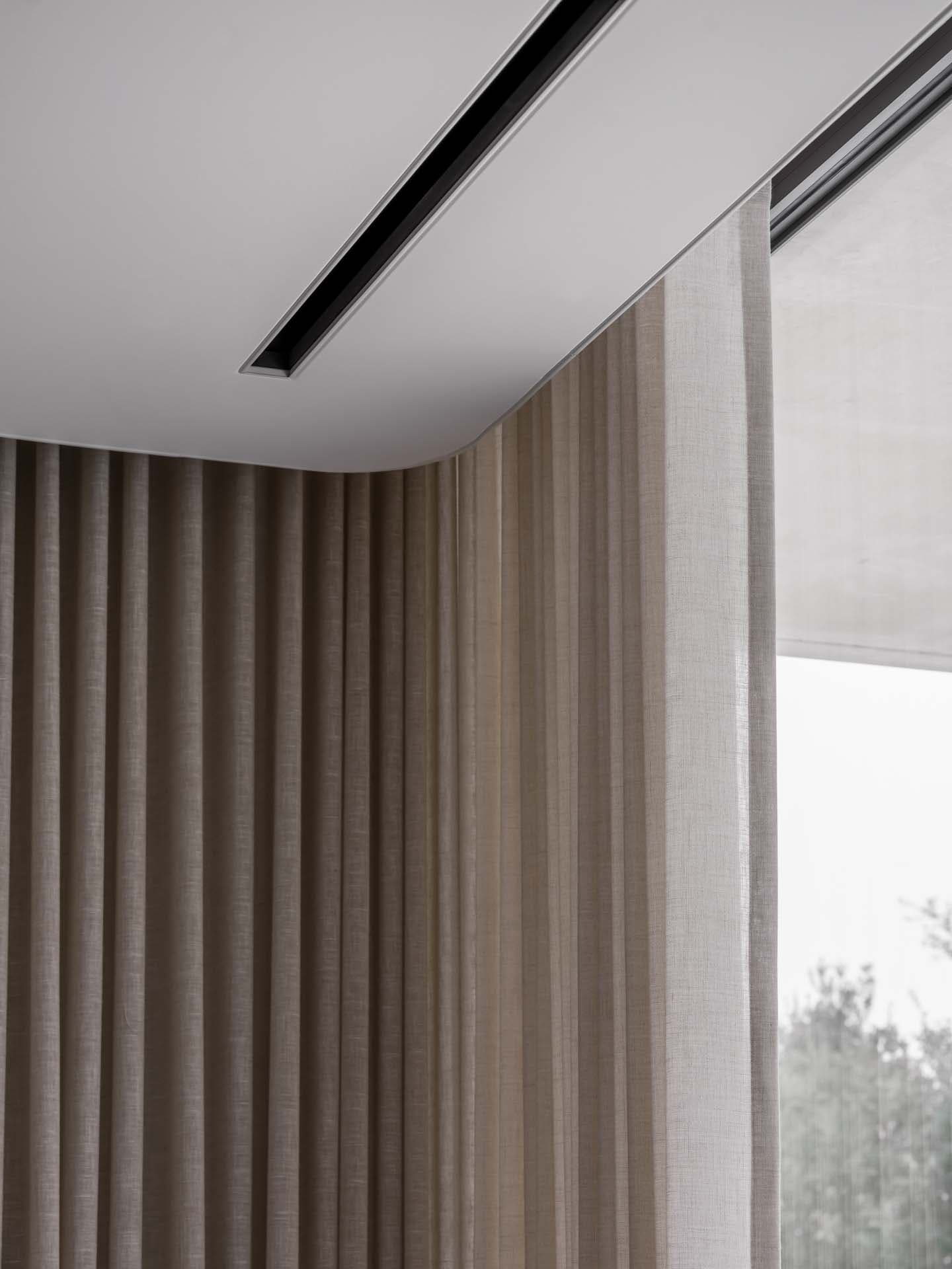 Matte Polyester-Spanndecke in einem hellen Wohnzimmer