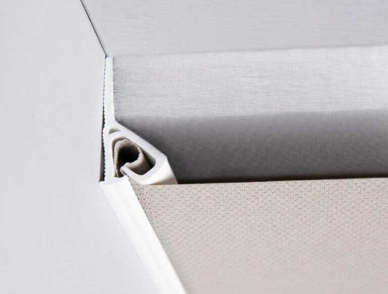 Makellose weisse Spanndecke in einem fertigen Interieur
